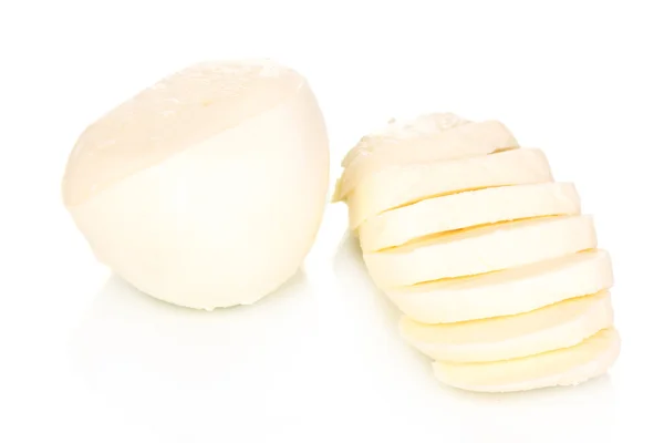Mozzarella saboroso isolado em branco — Fotografia de Stock