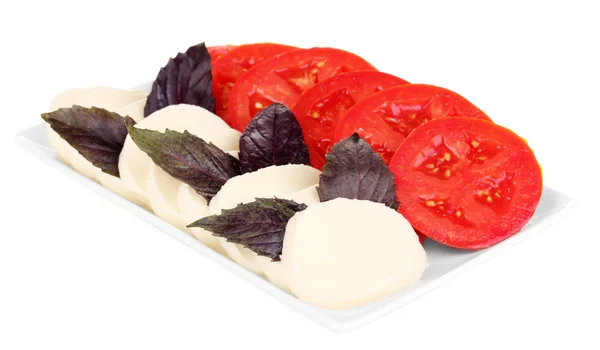 Sabrosa mozzarella con tomates en plato aislado en blanco — Foto de Stock