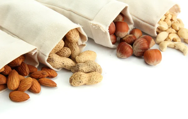 Assortiment de noix savoureuses dans des sacs, isolé sur blanc — Photo