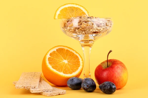 Longen muesli in vaas voor desserts met fruit op gele achtergrond — Stockfoto