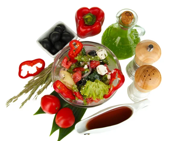 Verse Griekse salade in glazen kom omringd door ingrediënten voor het koken van isola — Stockfoto
