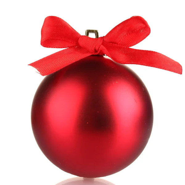 Bela bola de Natal vermelho isolado no branco — Fotografia de Stock