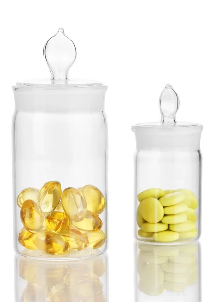 Kapszulák és tabletták a tartályok elszigetelt fehér — Stock Fotó