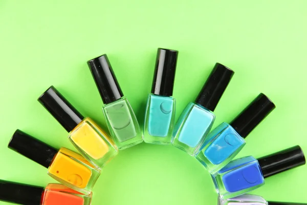 Groupe de vernis à ongles lumineux, sur fond vert — Photo