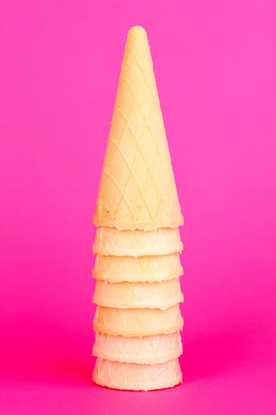 Conos de gofre para helado sobre fondo rosa — Foto de Stock