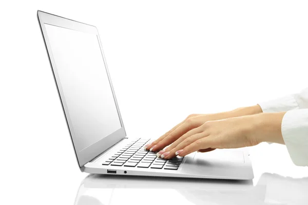 Frauenhände schreiben auf Laptop, isoliert auf Weiß — Stockfoto