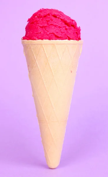 Cuillère de la crème glacée aux fraises dans le cône de gaufre sur fond lilas — Photo