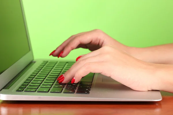 Női kezek számítógépet használ, a háttér színét részlete — Stock Fotó