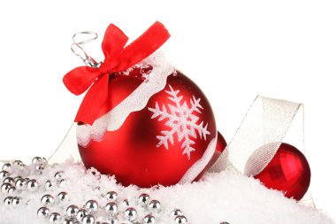 beyaz izole güzel parlak Noel topları karda,