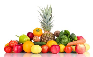 Beyaz üzerine izole edilmiş sebze ve meyveli kompozisyon