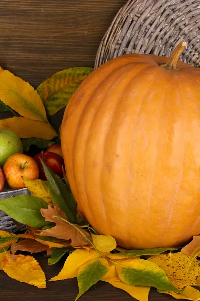Hervorragendes Herbst-Stillleben mit Kürbis auf Holztisch auf hölzernem Hintergrund — Stockfoto
