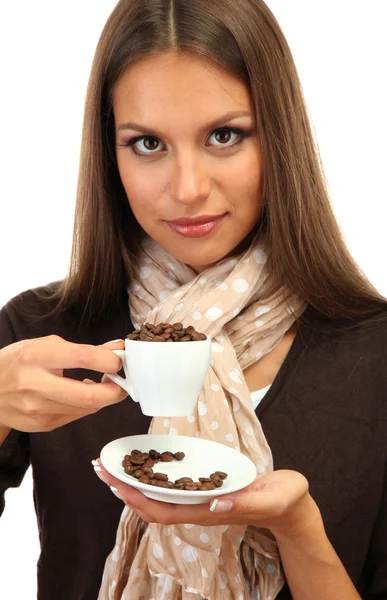 Bella giovane donna con tazza di chicchi di caffè, isolato su bianco — Foto Stock