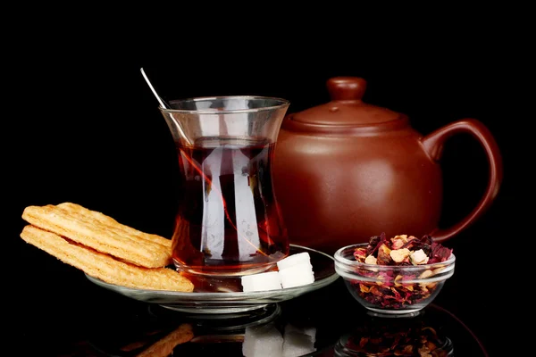 Glas türkischen Tee isoliert auf schwarz — Stockfoto