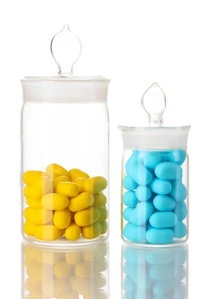 Прозрачные бутылки с таблетками, изолированными на белом — стоковое фото
