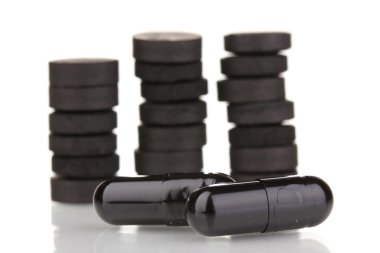 aktif karbon tabletleri üzerinde beyaz izole içinde