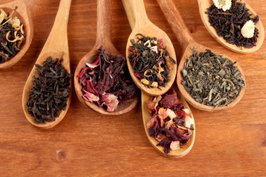 ahşap zemin üzerine kaşık kuru çay çeşitleri