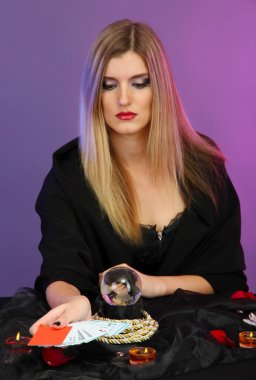 Cadı - falcı renk arka plan üzerinde