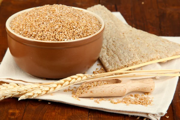 桌上的小麦麸皮 — 图库照片