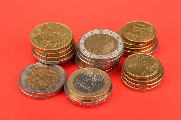 Euromunten op kleur achtergrond — Stockfoto