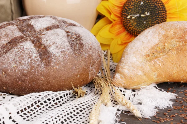 Pão de centeio em mesa de madeira close-up — Fotografia de Stock