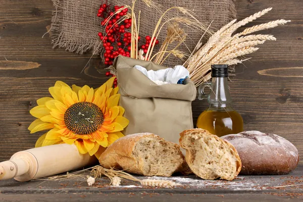 Roggebrood op houten tafel op houten achtergrond — Stockfoto