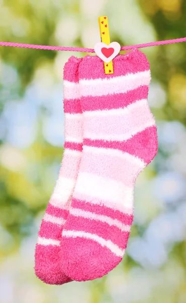 Dvojice pruhované ponožky, visí na suché — Stock fotografie