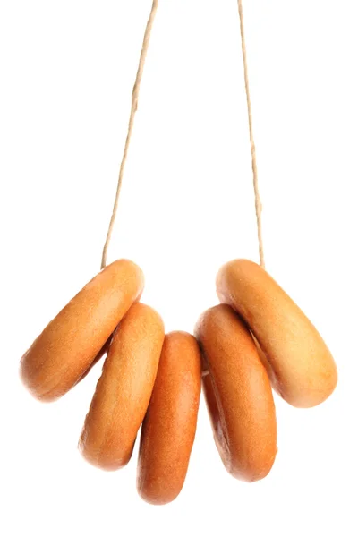 Välsmakande bagels på rep, isolerade på vitt — Stockfoto