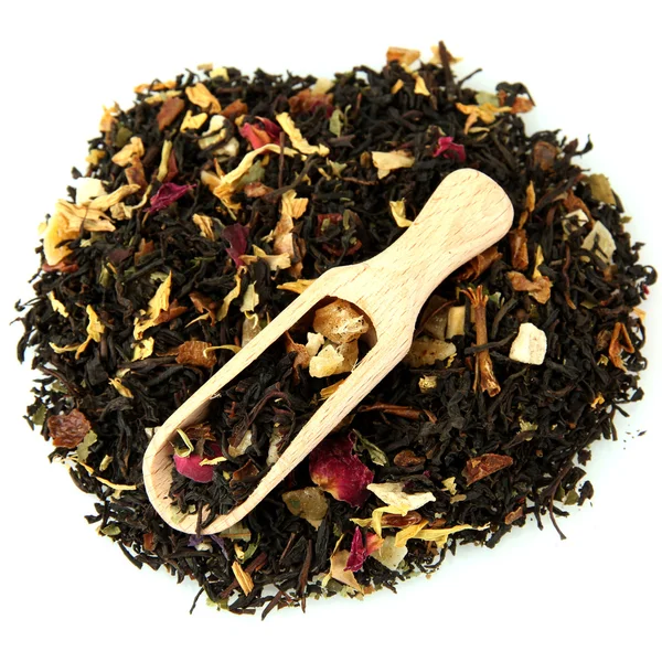 Aromatyczne czarna herbata suche owoce i płatki, na białym tle — Zdjęcie stockowe