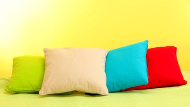 boş yatak yastık ve yatak çarşafları ile