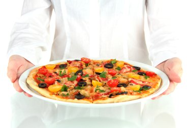 Beyaz arka plan yakın çekim üzerinde pişmiş pizza ile çanak tutan garson