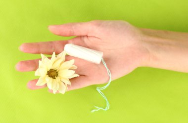 kadın eli temiz pamuk tampon yeşil arka plan yakın çekim holding