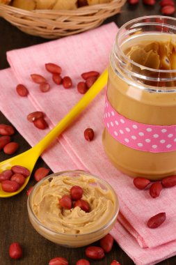 lezzetli fıstık ezmesi peçete ahşap masa üzerinde pişirme ile jar kapatın-