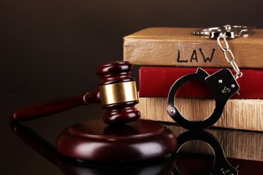 Tokmak, kelepçe ve siyah yakın çekim izole hukuk kitapları