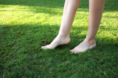 Yeşil çimenlerin üzerinde yürüyüş bacaklar