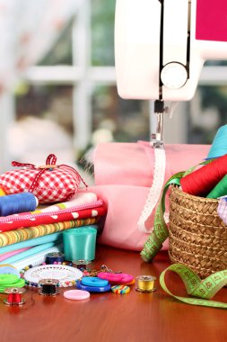 dikiş makinesi ve kumaş aydınlık arka plan üzerinde
