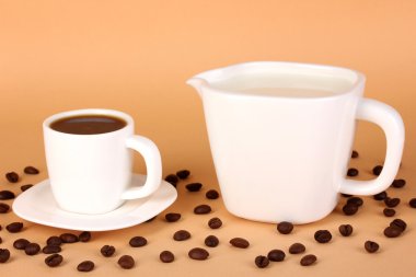 bir fincan sert kahve ve krem bej renkli arka plan üzerinde