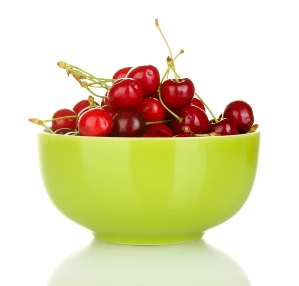 绿色隔离在白色的碗里的樱桃 — 图库照片