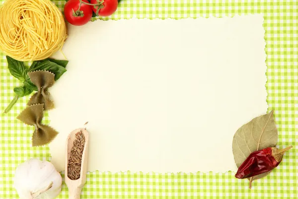 Papel de receitas, verduras e temperos em fundo verde — Fotografia de Stock