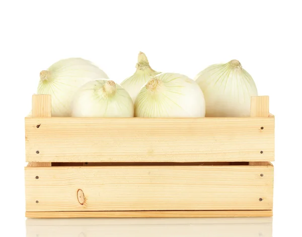 Weiße Zwiebel in Holzkiste isoliert auf weißem Hintergrund — Stockfoto