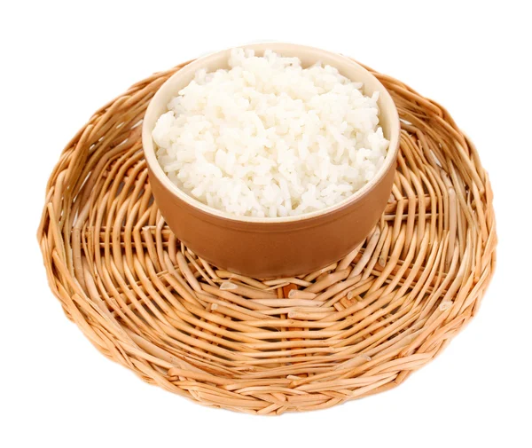 Чаша риса на плетеном коврике возвышается на белом — стоковое фото