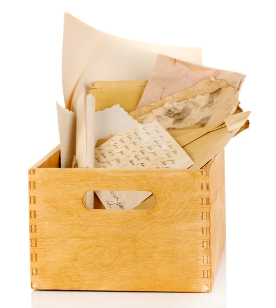 Caja de madera con papeles y letras aisladas en blanco —  Fotos de Stock