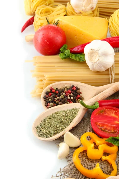 Nudelspaghetti, Gemüse und Gewürze, isoliert auf weiß — Stockfoto