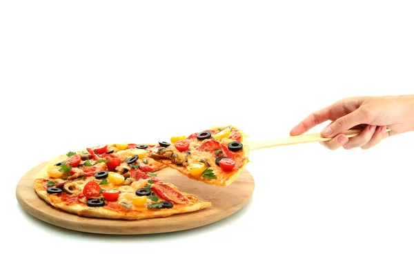 Жіноча рука тримає шматочок піци на кулінарному плечі на білому фоні — стокове фото