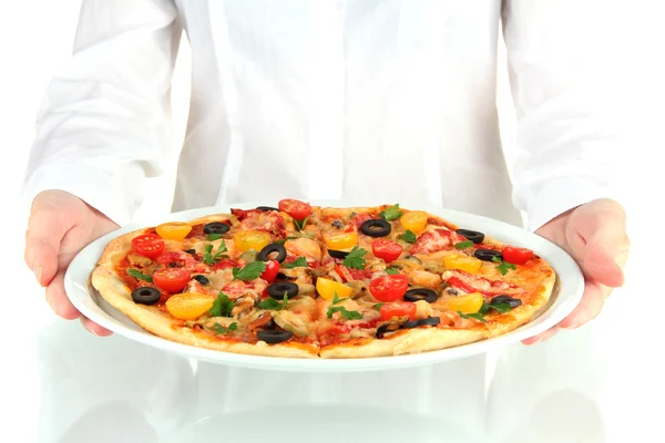 Kelner trzymając naczynie z pieczonej pizzy na białe tło zbliżenie — Zdjęcie stockowe