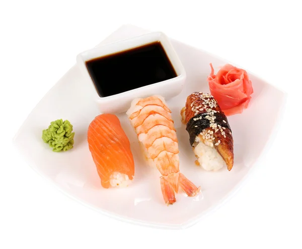 Délicieux sushi servi sur assiette isolée sur fond blanc — Photo