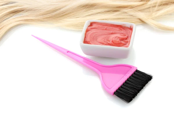 Tigela com tintura de cabelo e escova rosa no fundo branco close-up — Fotografia de Stock