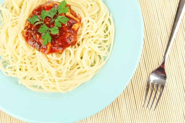 Espaguetis italianos en plato sobre estera de bambú — Foto de Stock