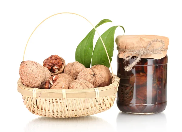 Mermelada-tarro de nueces y una cesta con nueces — Foto de Stock