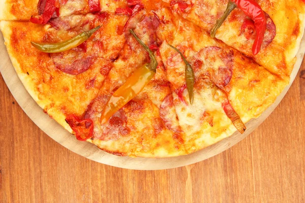 Вкусная пицца пепперони на деревянном фоне — стоковое фото