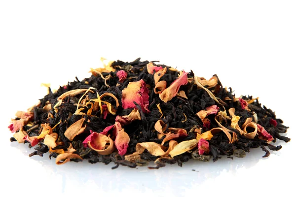 Té seco negro aromático con frutas y pétalos, aislado en blanco — Foto de Stock